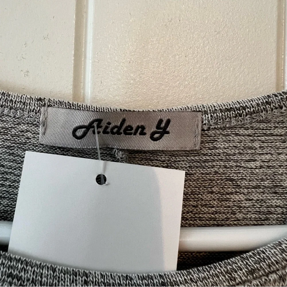 Aiden Y NWT Heather Gray Knit T-Shirt Shark-bite Hem Cap Sleeves Stretchy Comfy - Picture 5 of 11